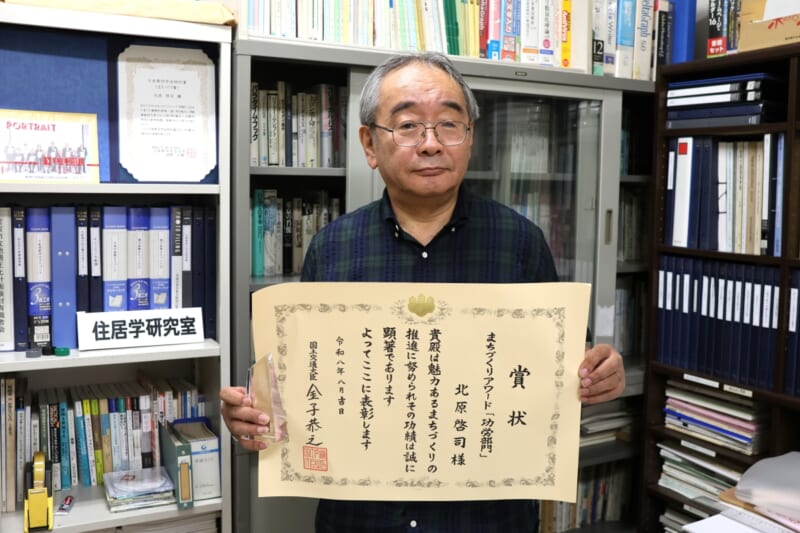北原特任教授と賞状