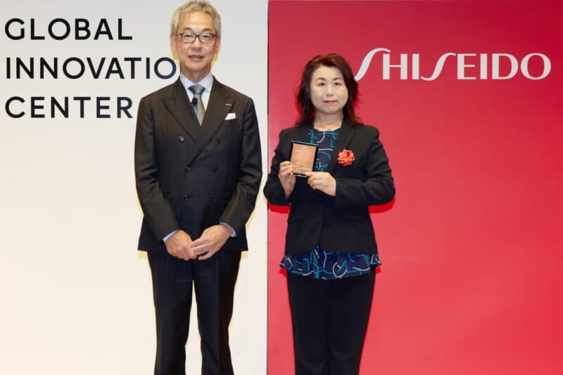 表彰式の様子(左:株式会社資生堂 取締役 代表執行役 社長CEO 藤原 憲太郎 様、右:皆川助教)