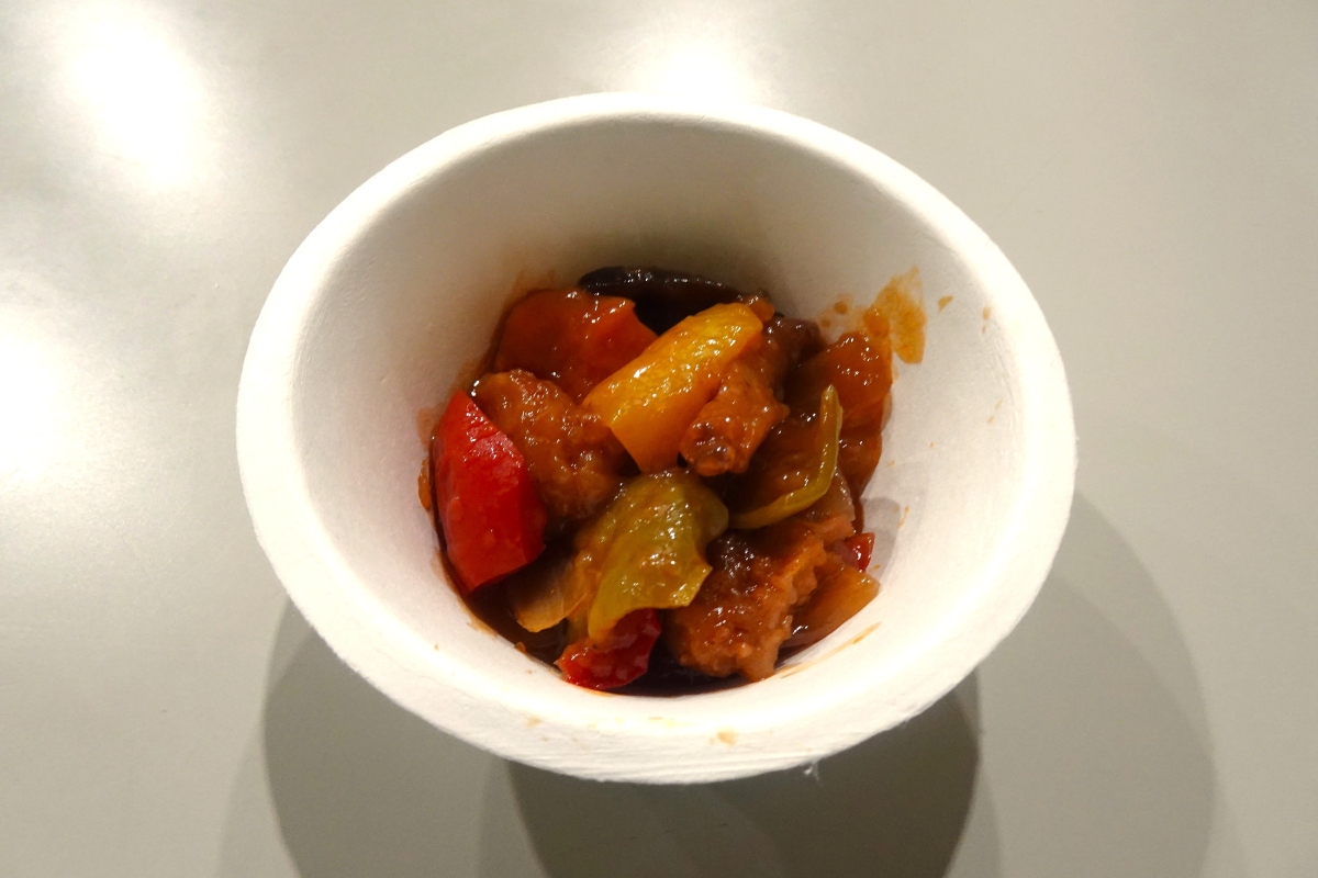 夏野菜と鶏もも肉の黒酢あんかけ
