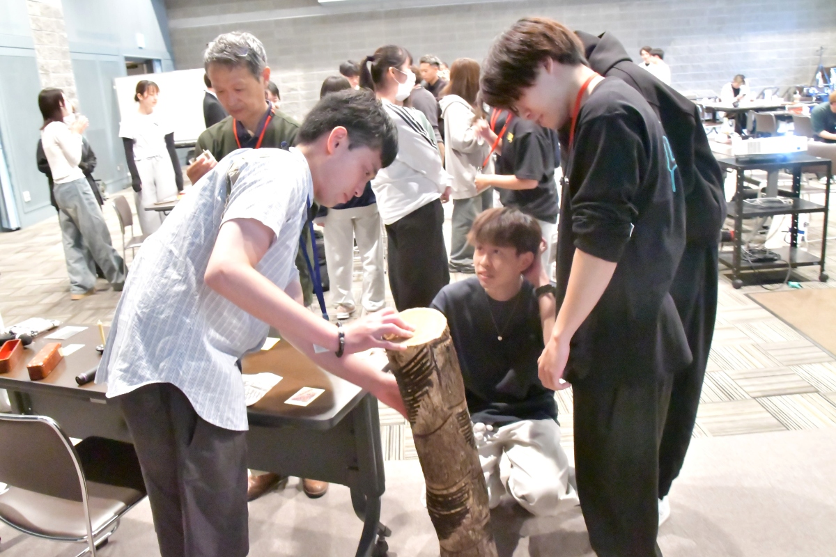 先生からうるしの説明を受ける学生