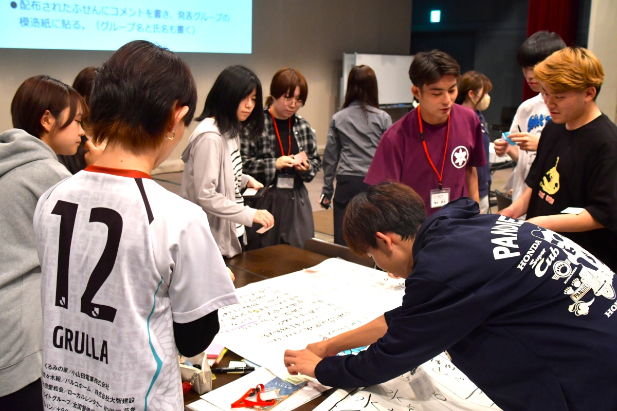 お互いの発表にコメントしあう様子