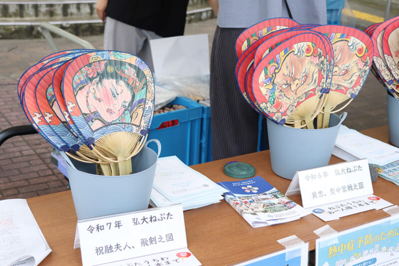 竹製うちわ(画像は令和7年度のもの)