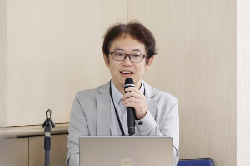 大学の近況報告を行う中澤理事の写真