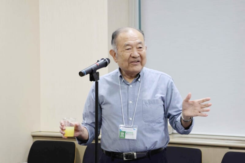 乾杯の挨拶をする小野さんの写真