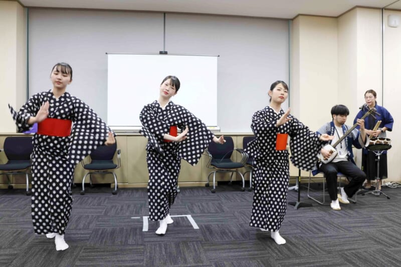 学生による津軽手踊りと三味線の披露の写真
