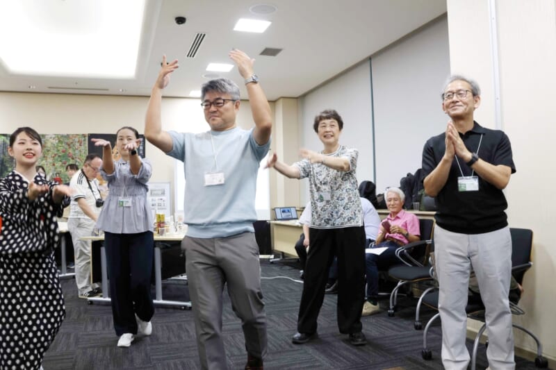 参加者みんなで踊る盆踊りの写真