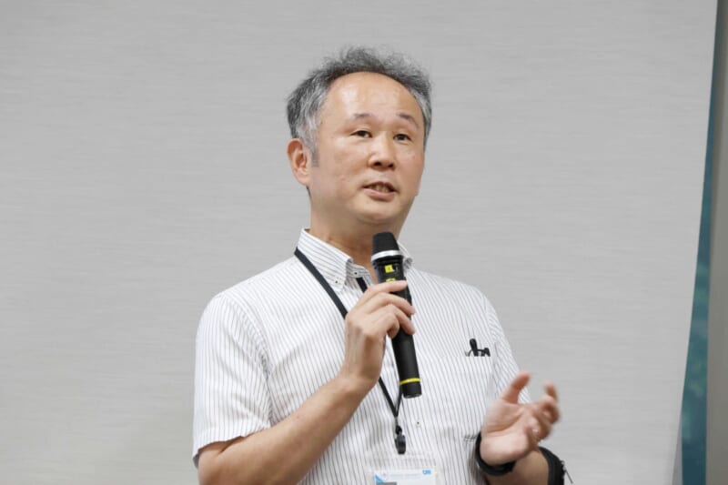 閉会の挨拶をする岡﨑理事