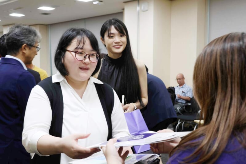 お土産を受け取る参加者の写真